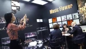 Kem Che Khuyết Điểm Music Flower Kem Nền Che Phủ Toàn Bộ Chống Nước Làm Sáng Kem Nền Trang Điểm Chuyên Nghiệp Cân Bằng Dầu Nước Và Lâu Trôi Trang Điểm COD