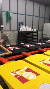 A024 เสื้อยืดคอกลม สกรีน ลายลุงเคเอฟซี หน้าหลัง สีสดคมชัด สง่างาม มี3สี ขาว ดำ เหลือง มี5ขนาด S M L XL 2XL สต็อกพร้อมส่ง