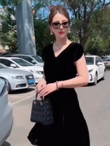 ชุดเดรสสีน้ำตาลไหมพรมแขนสั้นคอวีสำหรับผู้หญิง แฟชั่นฤดูใบไม้ร่วง เอวสูง สไตล์เกาหลี แขนสั้น คอวี เดรสสั้น