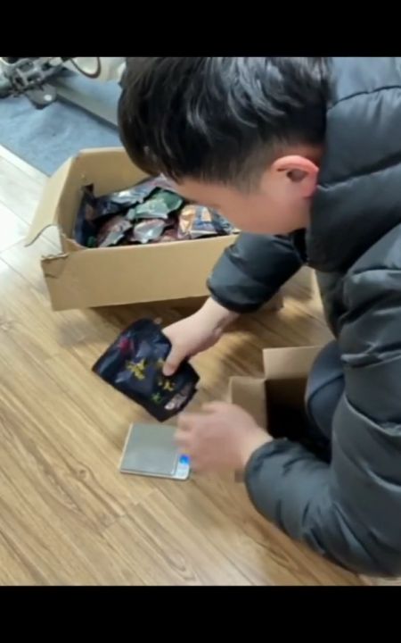 批发中国槟榔The famous betel nut in China must be carried by everyone. It's a bit sweet and helps stimulate long hours of work and physical fatigue.口味王100元尊贵版槟榔和成天下海纳百川散装槟榔口味王青果特产海南高端槟榔