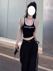 เสื้อกั๊กสปอร์ตคอวีลายตัวอักษรสไตล์อเมริกันสำหรับผู้หญิงในช่วงฤดูร้อน เสื้อกล้ามแขนกุดสีดำ เสื้อผ้าทำงานแบบเข้ารูป