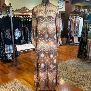 Abaya Zipper Viscos Renda by Dian Pelangi LIMITED EDITION Busana Muslim Maxi Dress Baju Gamis Kaftan Gaun Outfit Busui Pesta Pernikahan Kondangan Lebaran Wanita Hijaber Cantik Anggun Modis Modern Simple Elegan Mewah Model Terbaru Motif Jumputan Kekinian