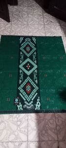 Sarung Samarinda  Bali Lestari Sarungnya  licin  tidak  mudah  kusut  rapi walaupun  tidak  sempat  disetrika.  mudah  kering  bila  dijemur.  motif  timbulnya  memberi  kesan  mewah  untuk  acara resmi  juga  sehari-hari.  biasanya dipakai santri