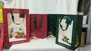 ถุงไทย  ถุงกระดาษหน้าใส ลายคริสมาสคชต์ เหมาะสำหรับ ใส่ของขวัญ ของฝาก ในเทศกาลคริสมาสต์ หรือใน โอกาสพิเศษ