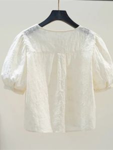 เสื้อเชิ้ตคอโปโลแขนสั้นผู้หญิงสไตล์ย้อนยุคหรูหรา ทรงหลวม ปักลาย ปกโปโล แฟชั่นฤดูร้อน 2024 สำหรับผู้หญิงวัย 25-29 ปี