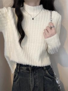 เสื้อสเวตเตอร์ถักผู้หญิงพร้อมพื้นผิวกํามะหยี่ Mink คอกลมกึ่งสูงเสื้อสวมหัวแขนปกติหนาสําหรับฤดูใบไม้ร่วงและฤดูหนาว