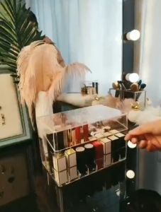 ชั้นวางลิปสติกอะคริลิก กล่องเก็บลิปสติกป้องกันฝุ่น ฝาปิด เก็บลิปสติก แท่นวางเก็บเครื่องสำอางและใส่เครื่องประดับ