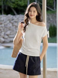 Basic House | Off-shoulder Short-sleeve T-shirt