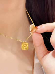 ใหม่สร้อยคอจี้น้ําตาลสี่เหลี่ยมชุบทอง ผู้หญิง แฟชั่น เรียบง่าย ดีไซน์ โซ่โลหะผสม Lockbone Chain สไตล์อบสด