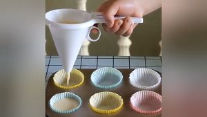 Phễu Nhựa Đa Năng Hỗ Trợ Làm Bánh Có Thể Điều Chỉnh Tiện LợiDụng Cụ Đổ Bột Rót Socola