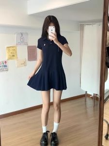 เสื้อเชิ้ตแขนสั้นคอโปโลปักลายทรงเอเอวสูงสำหรับผู้หญิงช่วงฤดูร้อน เสื้อผ้าทำงานสไตล์เกาหลี กระโปรงสั้นทรงเอ