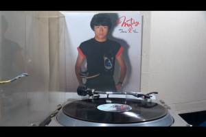 1 แผ่นเสียง 12นิ้ว j43 MATCHY japan แผ่นNM ริ้วรอยบาง เสียงรบกวนน้อยนิดไม่มีรอยลึก แผ่นล้างสะอาดแล้ว ปกVG++มีตำหนิขอบนิดหน่อย ขอบไม่ขาด สันไม่ทะลุ