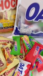 ขนมข้าวโอ๊ตอัดแท่ง 1 ห่อ มีให้เลือกสองรสชาติทั้ง รส นม และ ช็อคโกแลต  อายุการจัดเก็บรักษา 2ปี