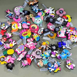 อุปกรณ์เสริม Jibbitz Crocs Clogs พีวีซีรูปสําหรับติดรองเท้า ทุกยี่ห้อที่มีรูติดได้