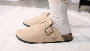 รองเท้าแตะหนังกลับผู้ชาย แบบสวม สูง 2.5cm. ตัวรองเท้าทำจากไม้ก๊อก แต่งสายคาดเข็มขัดที่หน้าเท้า ไซด์ใหญ่ 40-45cm. พื้นกันลื่น ใส่สบาย ไม่บีบเท้า #sy2037