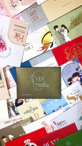 BTN101-348 - Thiệp cưới dạng ngang 17.6x12.6cm chất liệu giấy Nâu Đậm Nhũ 240gsm