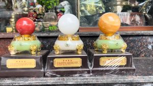 Bi cầu thạch anh đế ngọc cực đẹp 3 màu: Vàng đỏ trắng đk bi khoảng 12cm cao 30cm đế rộng 20cm