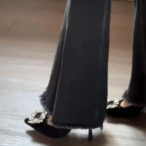 รองเท้าส้นสูงหัวแหลมสีดำสไตล์ฝรั่งเศส รองเท้าแตะส้นสูงสำหรับผู้หญิงในช่วงฤดูร้อนปี 2024 รองเท้าแตะส้นสูงแบบสวมหัวแหลมสำหรับใส่กลางแจ้ง