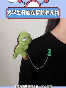 Bros Pin Desain Boneka Kartun & Rantai Logam Universal