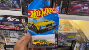 Mô Hình Xe Kim Loại Volvo 240 Drift Wagon Màu Vàng - Dòng HW Mods (Tỷ Lệ 1:64)