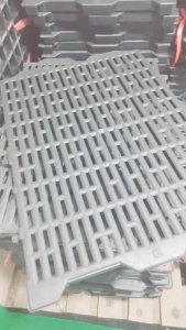 Tấm nhựa lót sàn tấm lót sàn chuồng chó mèo thú cưng kích thước 40cm x 55cm (màu Đen)