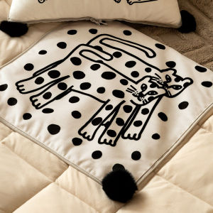 หมอนอเนกประสงค์ลายสก็อตแมว 2024 ใหม่ ทรงเรขาคณิต วัสดุขนสัตว์ ดีไซน์เรียบง่าย ใช้ในรถ สไตล์โมเดิร์น หมอนผ้าฝ้ายสำหรับนอนหลับพักผ่อนในช่วงเที่ยง