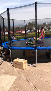 แทรมโพลีน 5-12 ฟุตคลุมตะข่าย แทมโพลีนเด็ก พร้อมตาข่ายป้องกันมีความยืดหยุ่นสูงแทรมโบลีน แทรมโพลีนเหมาะสำหรับผู้ใหญ่และเด็