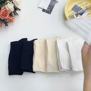 CEEKEY ถุงเท้าสีขาวเด็กฤดูร้อนถุงเท้าเข็มคู่ลายเส้นถุงเท้าขนาดกลางสำหรับสุภาพสตรี ถุงเท้าผ้าฝ้ายต้นฤดูใบไม้ร่วง