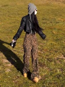 เสื้อแจ็คเก็ตหนังสัมผัสย้อนยุคสไตล์อเมริกันสำหรับผู้หญิง ฤดูใบไม้ร่วง 2024 แจ็คเก็ตหนังสั้นทรงหลวมสไตล์มอเตอร์ไซค์ แจ็คเก็ตหนังสั้นสุดเท่