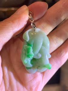 burma jadeite 冰糯飘绿💯天然翡翠玉吊坠 - 人参👍  人参玉雕寓意着提升健康和养生，追求永葆青春和活力，象征财富和幸运🍀  高Height: 3.5cm  宽Width: 2.4cm  厚度Thicknes: 1cm   重Weight: 15g  原价RM552 - 20%discount = 结缘价RM 440🉐✅