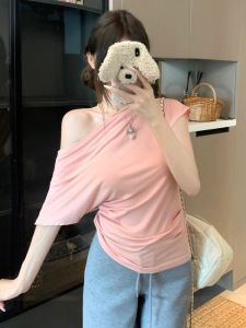 GUZILIAN | เสื้อยืดแขนสั้นไหล่เดียวสีชมพูสไตล์เกาหลีสำหรับผู้หญิงในช่วงฤดูร้อน เสื้อลำลองแบบเข้ารูปเอวสั้นและเปิดไหล่