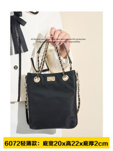 กระเป๋าสะพายข้างผ้าไนลอนดีไซน์หรูหราสำหรับผู้หญิง กระเป๋าสะพายข้างแบบคล้องไหล่เดี่ยว กระเป๋าสะพายข้างใต้วงแขน สไตล์สตรีท กระเป๋าสะพายข้างแบบมีโซ่