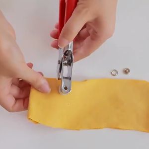 คีมติดกระดูม คีมติดกระดูมแป๊ก พร้อมกระดูม 9.5 มม จำนวน 200 ชิ้น ชุดกระดูมแป๊ก DIY คีม ติดกระดูม 10 สี คีมดูนมือ ชุดกระดูมโลหะ กลวง สีพื้น สีพื้น สีพื้น สีพื้น สีพื้น สีพื้น สีพื้น สีพื้น สีพื้น สีพื้น สีพื้น สีพื้น สีพื้น สีพื้น สีพื้น สีพื้น สีพื้น