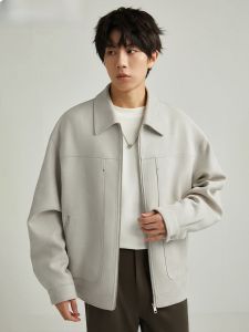 เสื้อแจ็คเก็ตแบบสั้นสำหรับผู้ชาย ทรงหลวม สไตล์ย้อนยุค ปกหนังเทียม แขนยาว ซิป ปกเสื้อแบบพับได้ แจ็คเก็ตทำงาน แฟชั่นฤดูใบไม้ผลิและฤดูใบไม้ร่วง