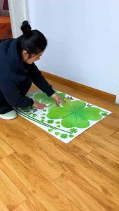 DECAL DÁN TƯỜNG HOA 4 LÁ XANH VÀ CÔ GÁI XE ĐẠP