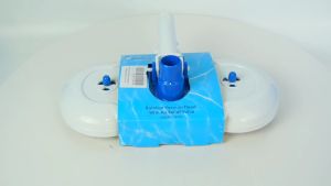 EMAUX CE326 หัวดูดตะกอนสุญญากาศ ข้อต่อหมุนได้ 360 องศา พร้อมวาล์วระบายอากาศ และแปรงขัดด้านล่าง ช่วยให้ดูดตะกอนสิ่งสกปรกบนพื้นสระว่ายน้ำได้ดียิ่งขึ้น