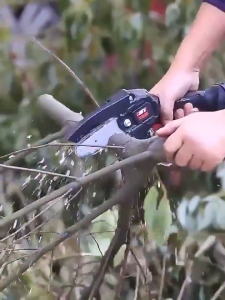 Chainsaw Handheld Cordless Electric Saw Rechargeable Pruning Wood Saw 6 Inch Cordless Electric Chainsaw Rechargeable Mini Chainsaw Easy Cut 20cm Wood Portable Chainsaw