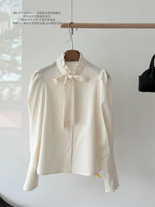 เสื้อเชิ้ตผู้หญิงสไตล์ฝรั่งเศสสีขาวน้ำตาลเข้มพร้อมโบว์ผูกคอ ดีไซน์ฤดูใบไม้ผลิและฤดูใบไม้ร่วง เสื้อเชิ้ตสไตล์น้ำหอมขนาดเล็กสำหรับใส่ในบ้าน