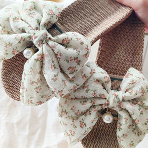 รองเท้าแตะผ้าลินินฤดูร้อนลายดอกไม้ผูกโบว์ผีเสื้อสไตล์เกาหลีสำหรับใส่ในบ้านแบบสวมสบาย รองเท้าแตะแบบลำลองสำหรับคู่รัก