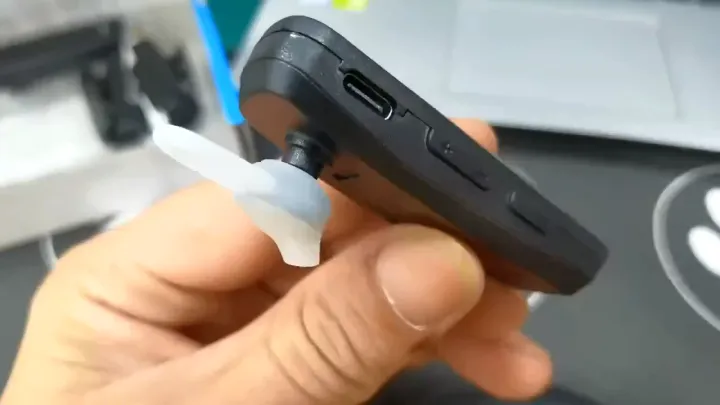 【Cepat & Lokal】DAYTECH Wireless Mini Walkie Talkie - Gaya Kait - Telinga, Radio Dua Arah, Sesuai untuk Salon / Kedai / Kilang / Hotel