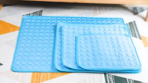 แผ่นเจลเย็น สมุดเดิม สำหรับสุนัขและแมว เพื่อให้แมว เช่น แมว Pet cool mat มีให้เลือก 4 ขนาด