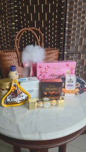 Rayhana Gift Bag Set - Weave Straw Bag with Famous Amos Cookies & Chocolates Hadiah HALAL