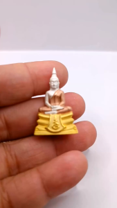 B047 หลวงพ่อโสธร วัดโสธร รุ่น ประทานพร เนื้อ 3K ตอกโค้ด ปี 63 ขนาด 3x2 ซม. พร้อมกล่อง กำมะหยี่