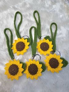 พวงกุญแจไหมพรมถักดอกทานตะวันพร้อมสายคล้องมือ ( 1 ชิ้น)