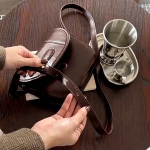 Domtt กระเป๋าทรงอานสะพายข้าง รุุ่น Vi152 หนังPUมันเงา ปรับระดับได้ ใช้ได้หลายโอกาส (3สี ดำน้ำตาลแดง)