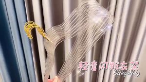 ALAmall ไม้แขวนเสื้อพลาสติก (แพ็ค5ชิ้น) มีกลิตเตอร์ ป้องกันการลื่น ไม้แขวนเสื้อ ขนาด 40x21 cm.