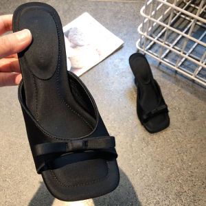 รองเท้าแตะส้นสูงปมผีเสื้อหวานสําหรับผู้หญิงรองเท้าแตะนิ้วเท้าสแควร์ฤดูร้อนพร้อมพื้นรองเท้ายางส้นละเอียดและหน้ากากผ้าไหมซาติน