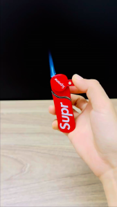 ( HCM SIÊU TỐC ) Thanh Khóa xoay supreme 2 màu đỏ  - đen kiêm bật lửa khè như hình kim loại