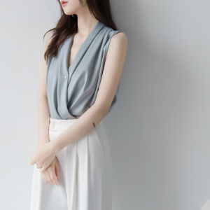 เสื้อเชิ้ตแขนกุดผ้าซาตินสีพื้นสำหรับผู้หญิง MZOMXO ฤดูร้อนปี 2022 เสื้อกั๊กคอวีแบบสวมหัวสำหรับเดินทางไปทำงาน