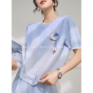PlumJan | Áo Thun Dệt Kim Ngắn Tay Rộng Trang Trí Hoa 3D Màu Xanh Nhạt
